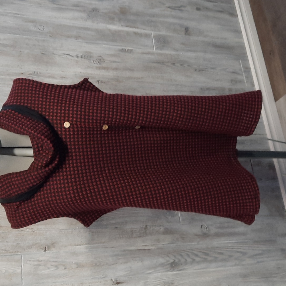 Redl and Black Tunic Top